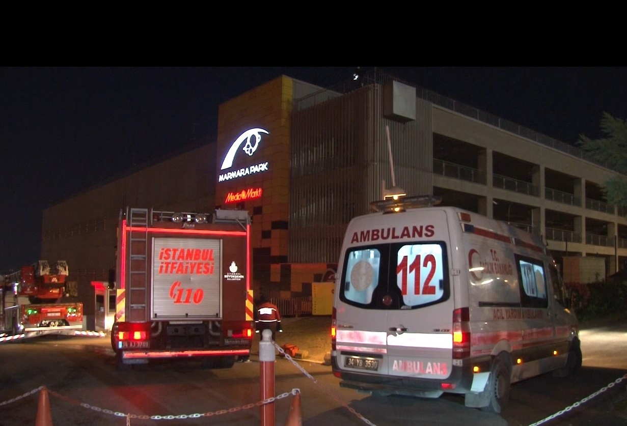 AVM çatısında intihar girişimi: 3 saat sonra ikna edilebildi