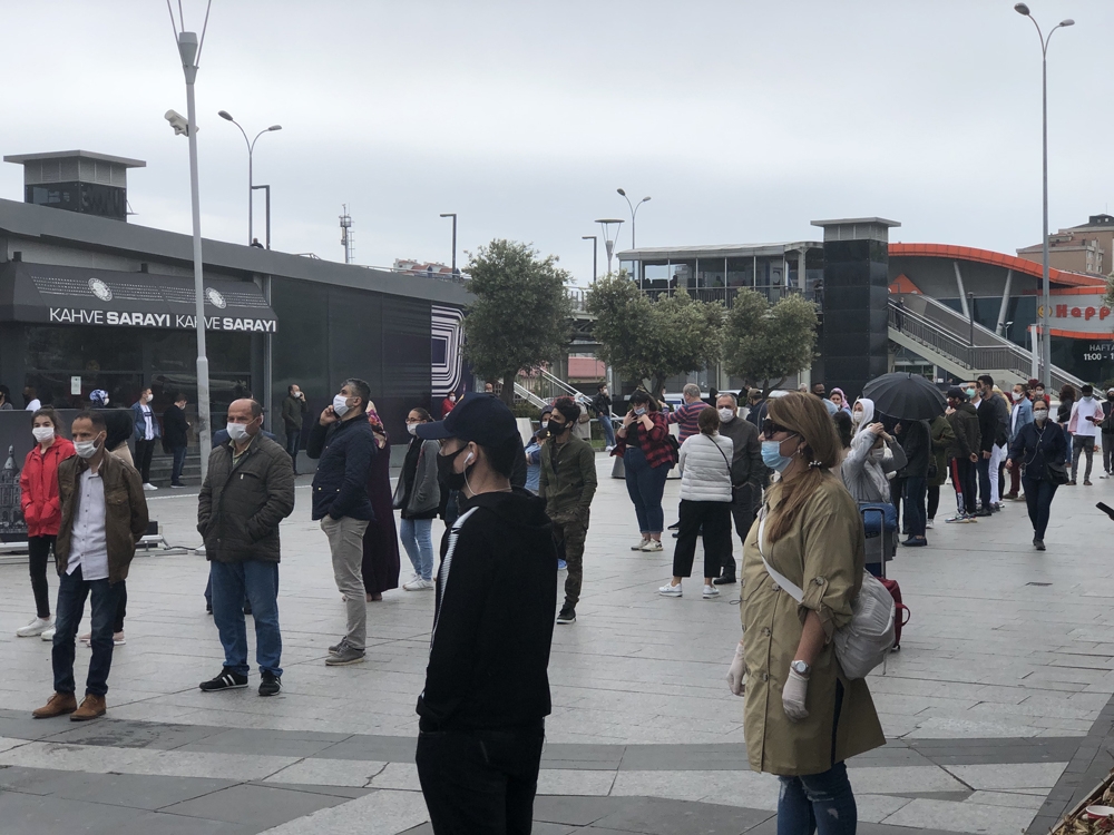 AVM’de alışveriş tutkusu ne yağmur dinledi ne de korona