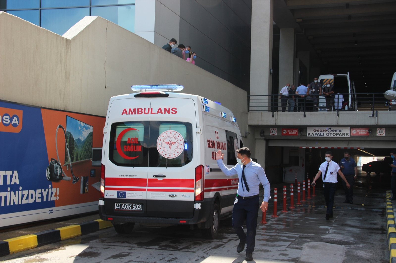 AVM’nin terasına çıkan genç kız aşağı atladı