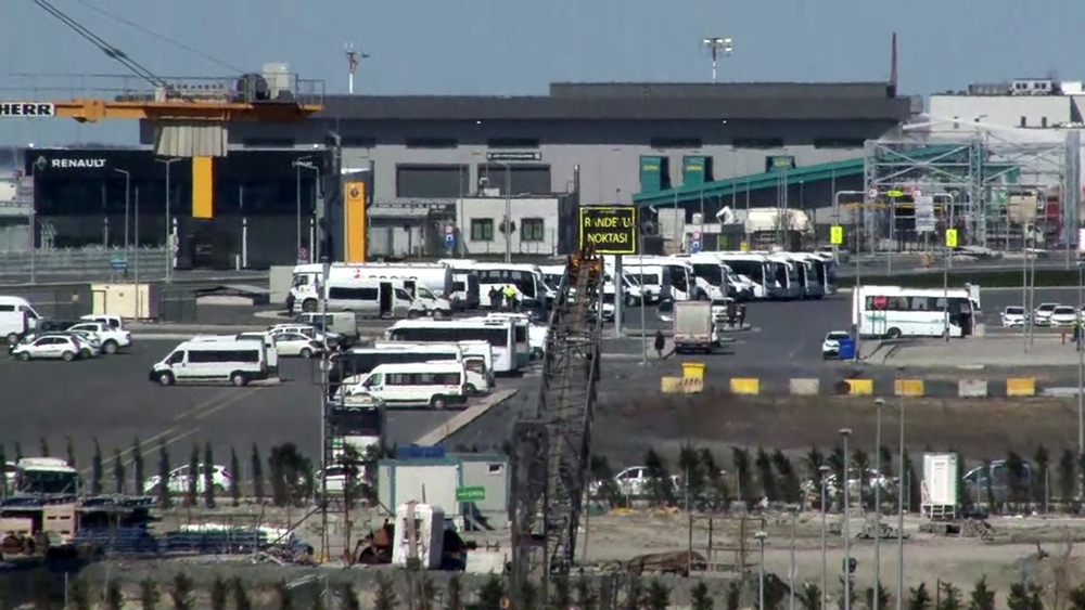 Avrupa’dan dönen Türkleri taşıyan ilk uçak İstanbul Havalimanı’na indi