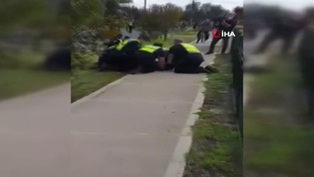 Avustralya’da ’kısıtlama’ karşıtı protestolara polis müdahalesi