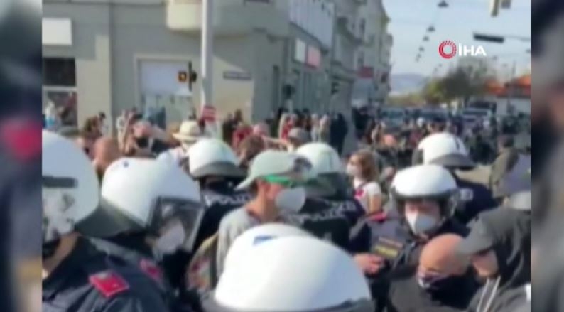 Avusturya’da Covid-19 kısıtlamaları protesto edildi