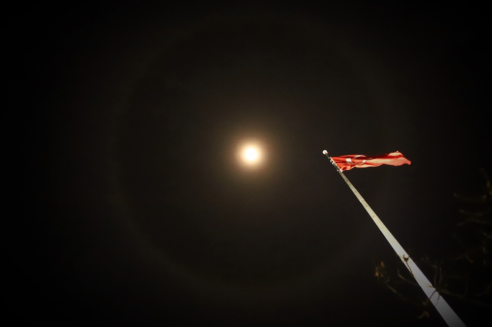 Ay halesi oluştu, vatandaşlar telefonlarına sarıldı