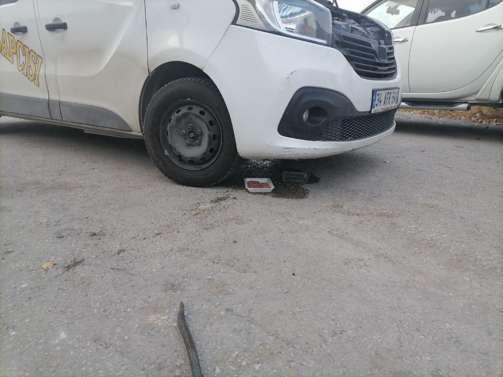 Ayağı araç motoruna sıkışan kedi kurtarıldı
