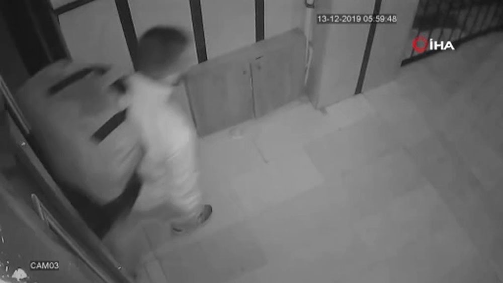 Ayakkabı Hırsızının Pes Dedirten Rahatlığı Kamerada