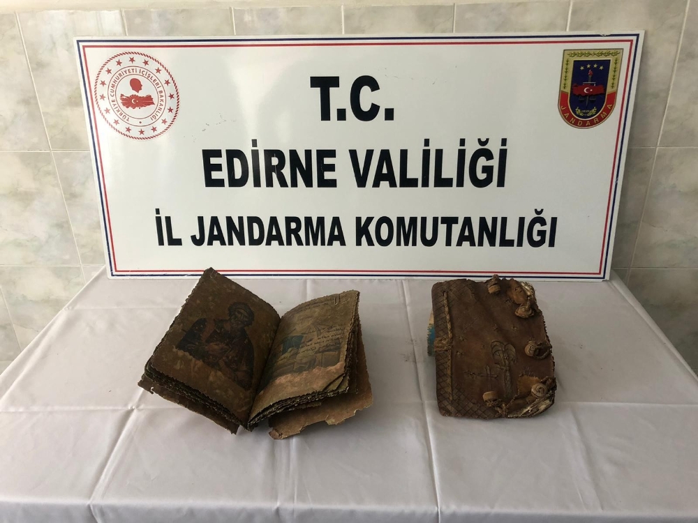 Ayakkabı kutusundan 500 yıllık tarihi el yazması İncil çıktı