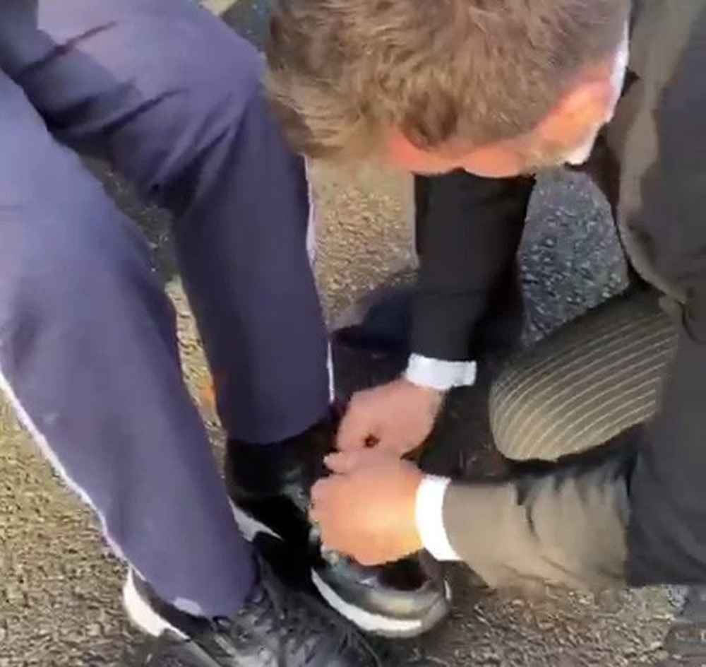 Ayakları Üşüyen Amcaya Ayakkabılarını Verdi