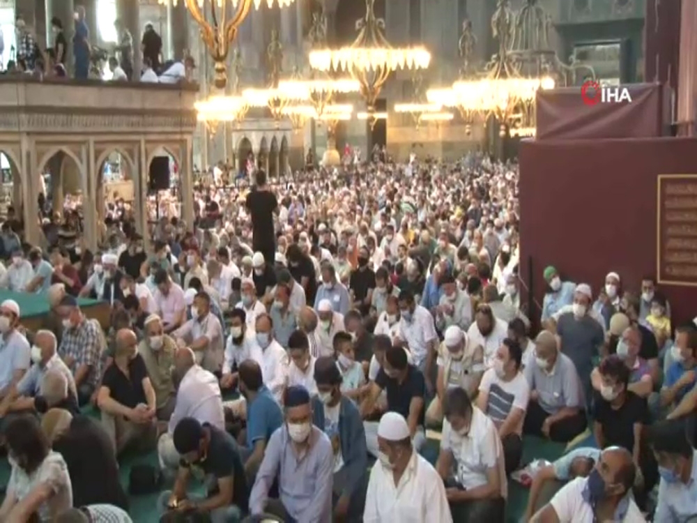 Ayasofya Camii öğle namazında doldu taştı