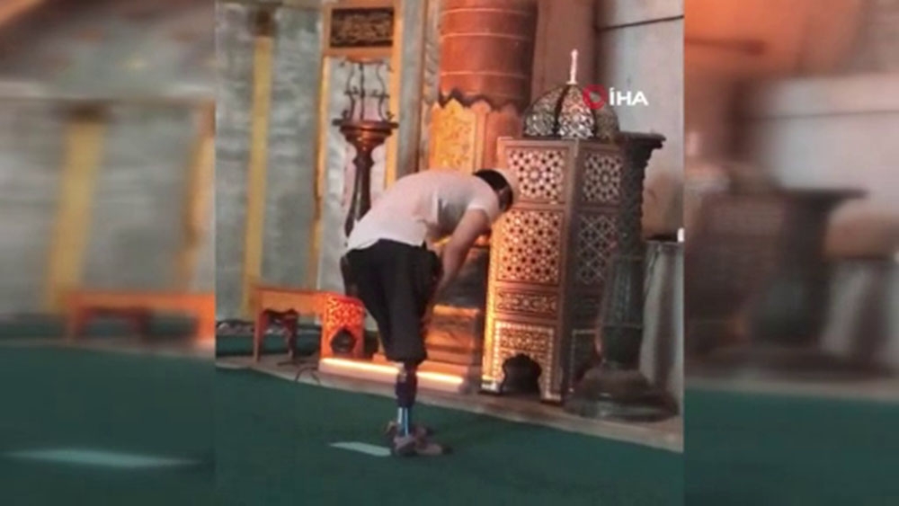 Ayasofya Camii’nde protez ayaklarıyla namaz kılan gencin görüntüsü duygulandırdı