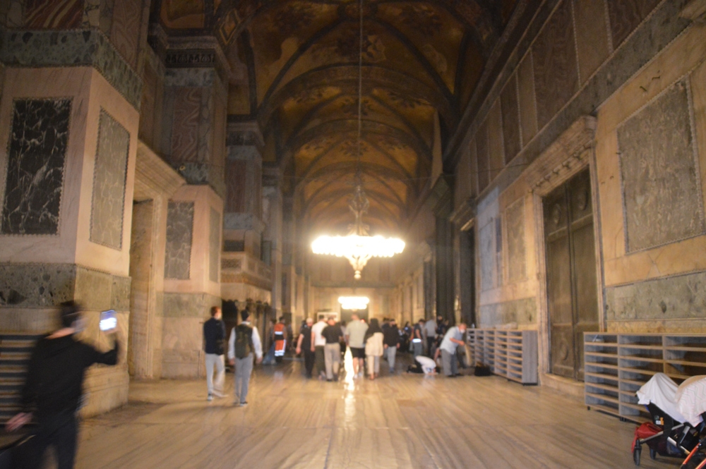 Ayasofya Camii’nde ziyaretçi yoğunluğu gece de devam ediyor
