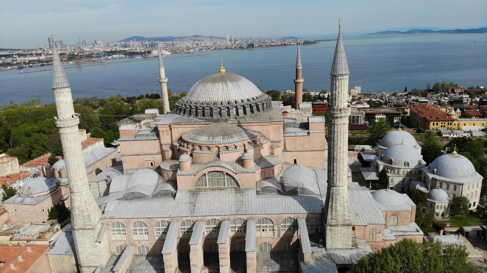 Ayasofya Camii’ne 87 yıl sonra ilk mahya asıldı