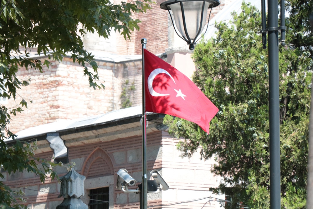 Ayasofya Camii’nin giriş kapılarına Türk Bayrakları asıldı