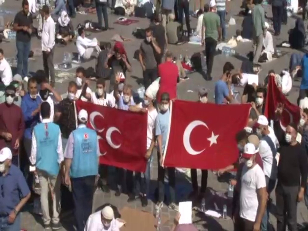 Ayasofya Camii’nin önünde vatandaşlar bayram coşkusu yaşıyor