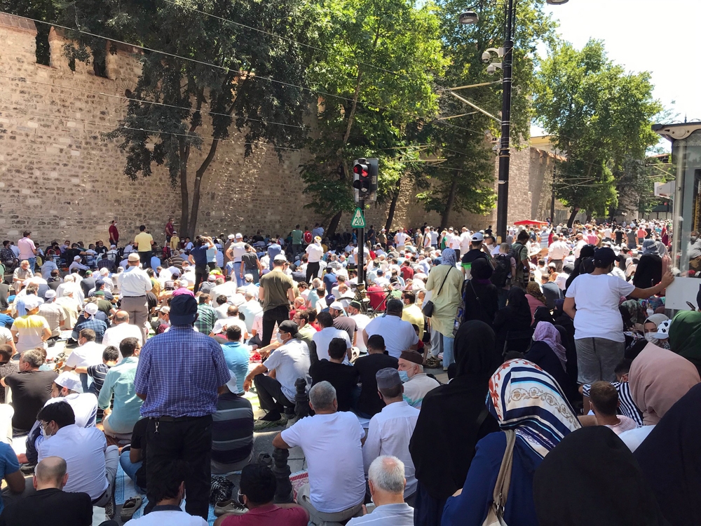 Ayasofya-i Kebir Cami-i Şerifi açılışında meydana sığmayan cemaat caddelerde namaz kıldı