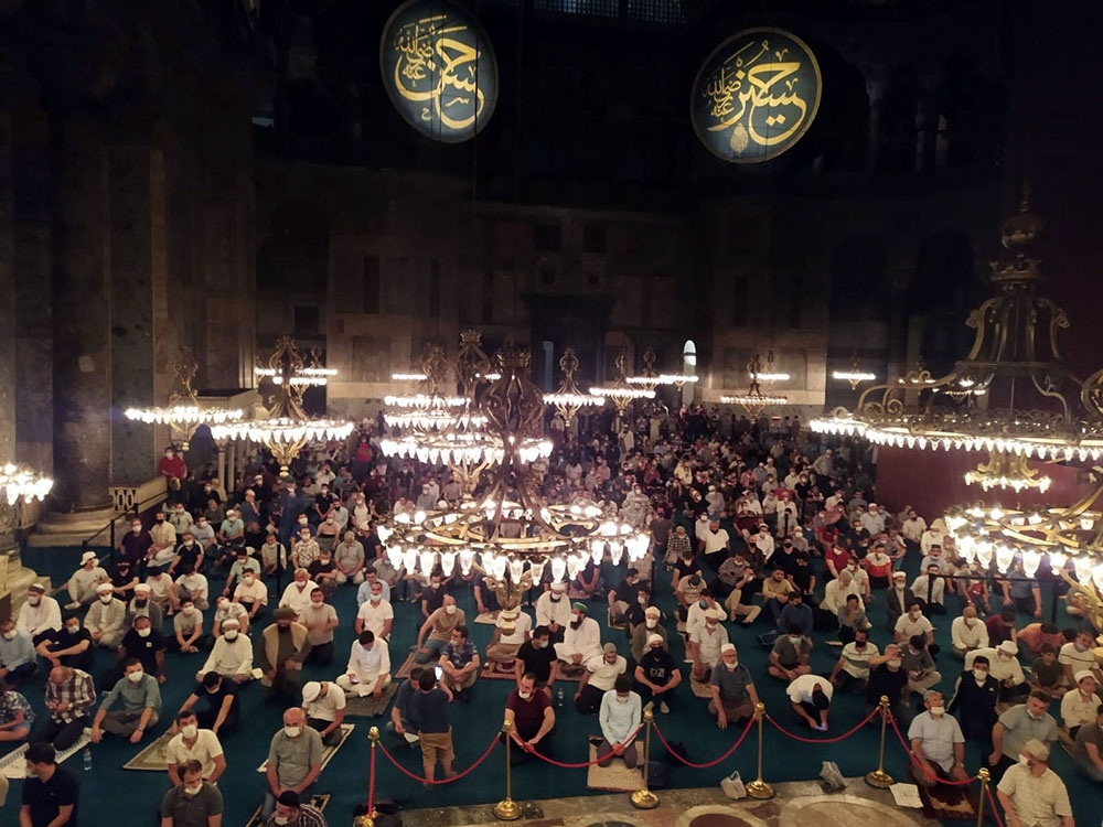 Ayasofya-i Kebir Cami-i Şerifi ilk günkü heyecanla dolup taşıyor