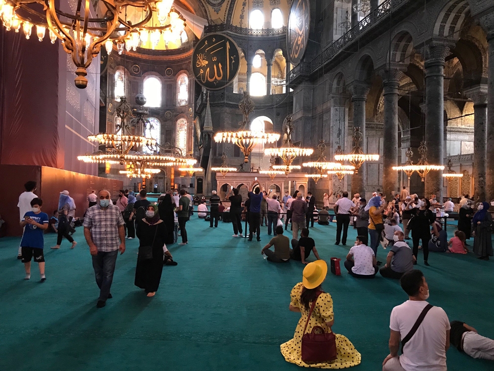 Ayasofya-i Kebir Cami-i Şerifi namaz öncesi dezenfektan ve gül suyu ile temizlendi