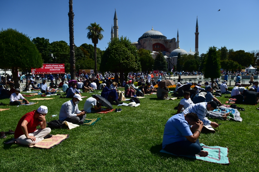 Ayasofya-i Kebir Camii ibadete açıldı