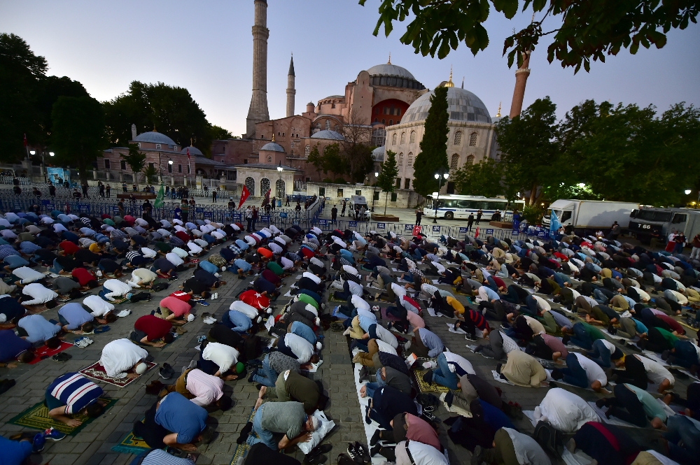 Ayasofya önünde akşam namazı kılındı