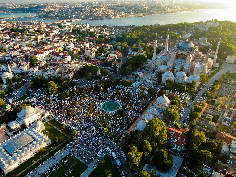Ayasofya’da ilk bayram namazı binlerin katılımıyla kılındı