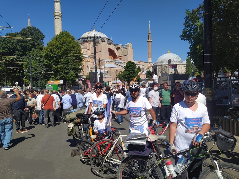 Ayasofya’da ilk namazı kılmak için 48 saat pedal bastılar