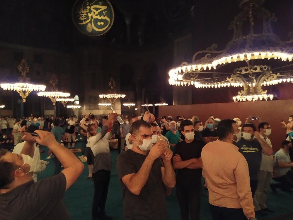 Ayasofya’ya ikinci gece de yoğun ilgi