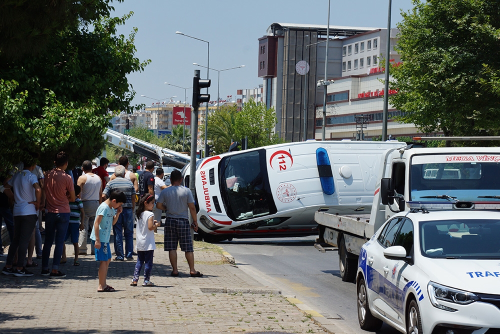 Aydın’da ambulans devrildi, 6 yaralı