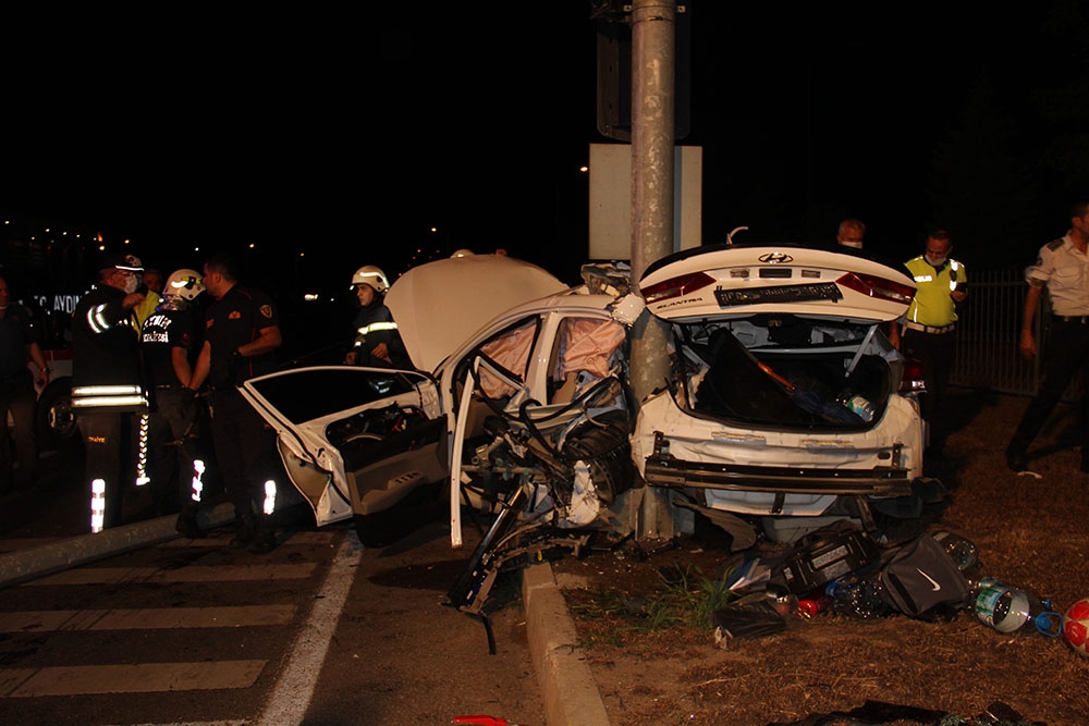 Aydın’da feci kazada otomobil hurdaya döndü: 4 yaralı