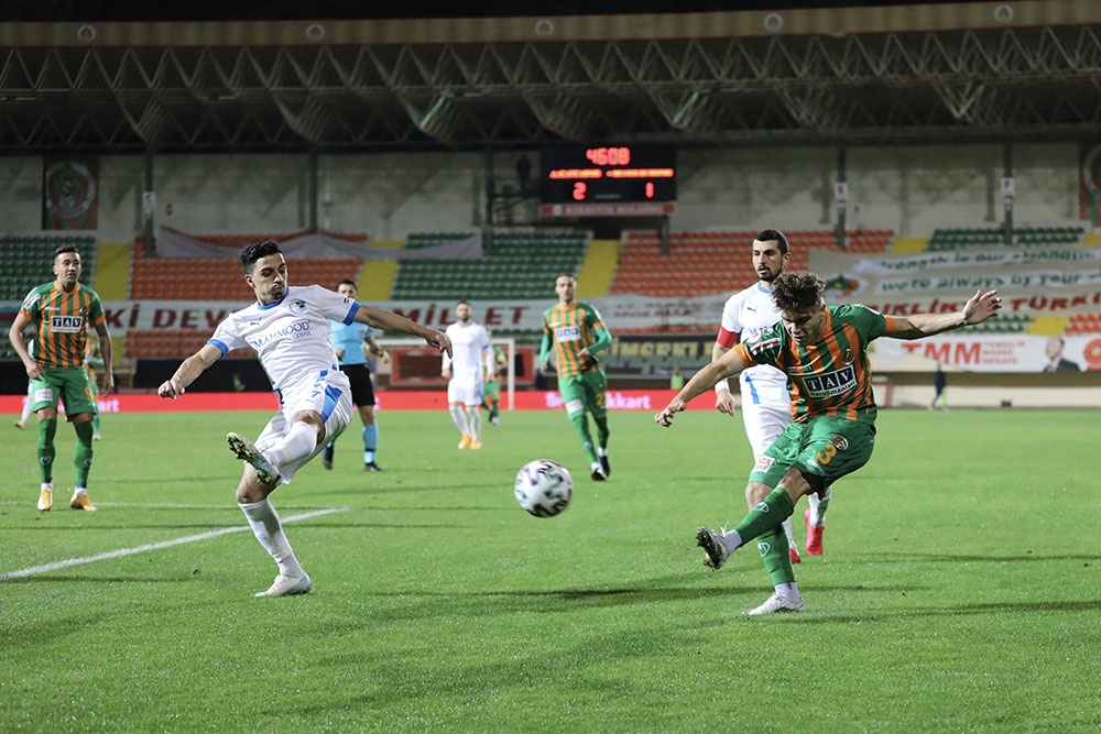 Aytemiz Alanyaspor sahasında karşılaştığı BB Erzurumspor’u 4-1 mağlup ederek çeyrek finale yükseldi