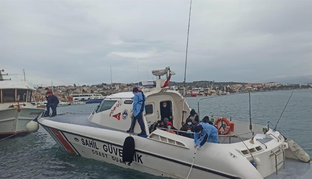 Ayvalık’ta 13 düzensiz göçmen kurtarıldı