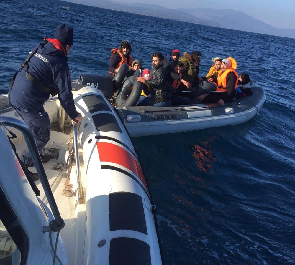Ayvalık’ta 18 düzensiz göçmen Sahil Güvenlik’ten kaçamadı