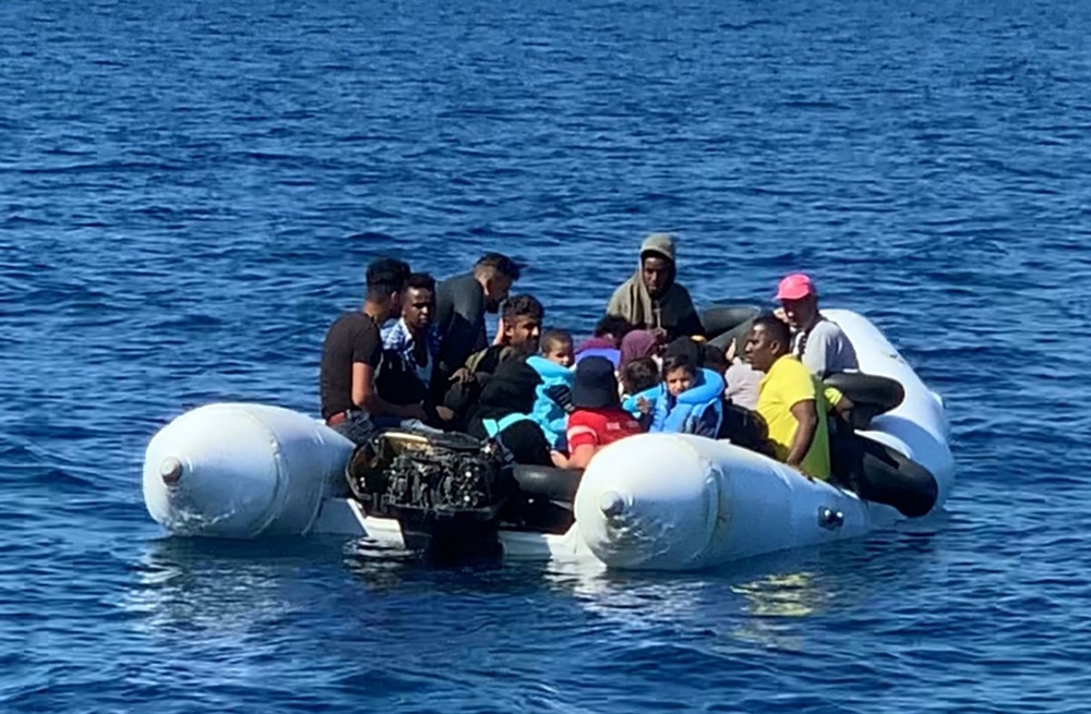 Ayvalık’ta 32 düzensiz göçmen kurtarıldı