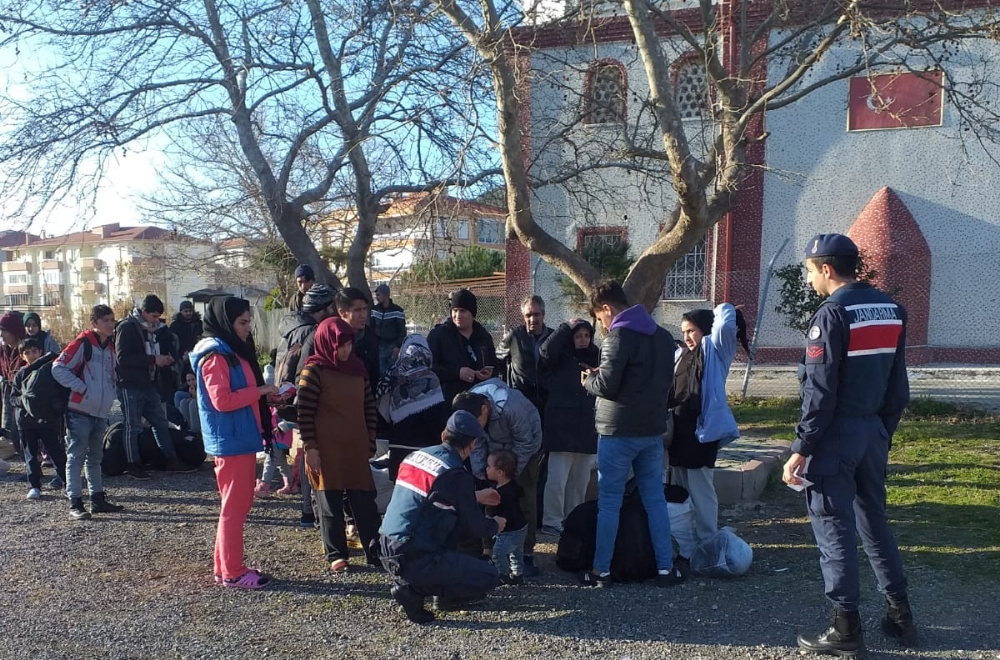Ayvalık’ta Afganistan uyruklu 42 düzensiz göçmen yakalandı