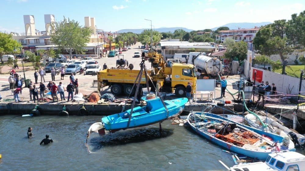 Ayvalık’ta hasar tespit ve enkaz kaldırma çalışmaları sürüyor