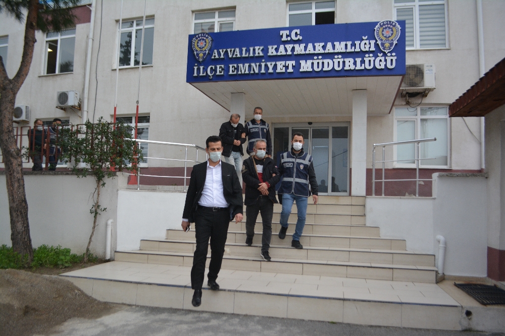 Ayvalık’ta polis sahte altın şebekesini suçüstü yakaladı