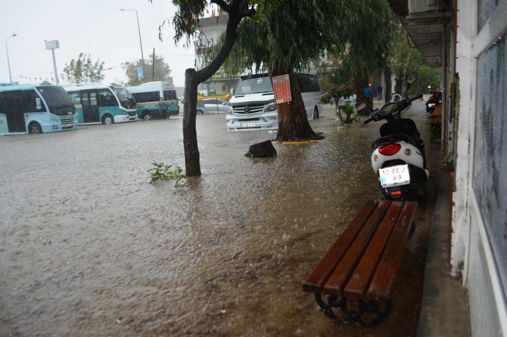 Ayvalık’ta şiddetli yağış ve lodos hayatı felç etti