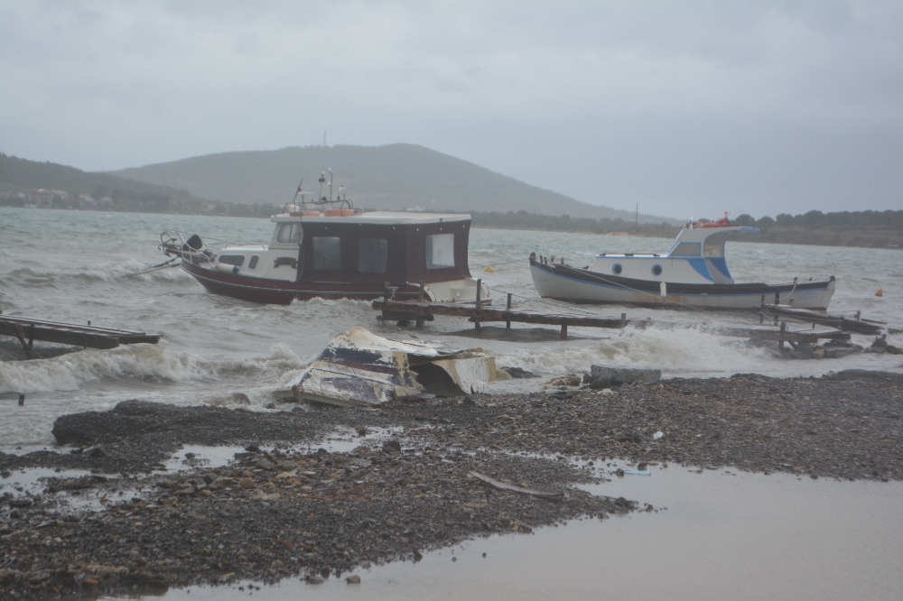 Ayvalık’ta şiddetli yağış ve lodos hayatı olumsuz etkiledi