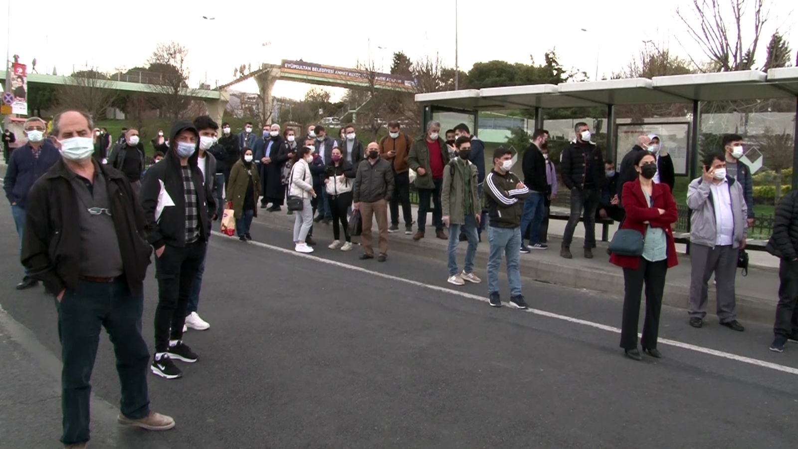 Ayvansaray’da yolculardan ‘gelmeyen otobüs’ tepkisi