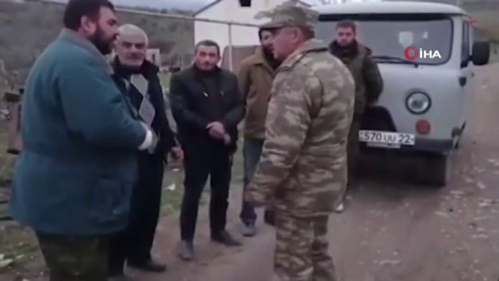 Azerbaycan askeri Ağdam’ın tahliyesinde Ermeni sivillere yardım etti