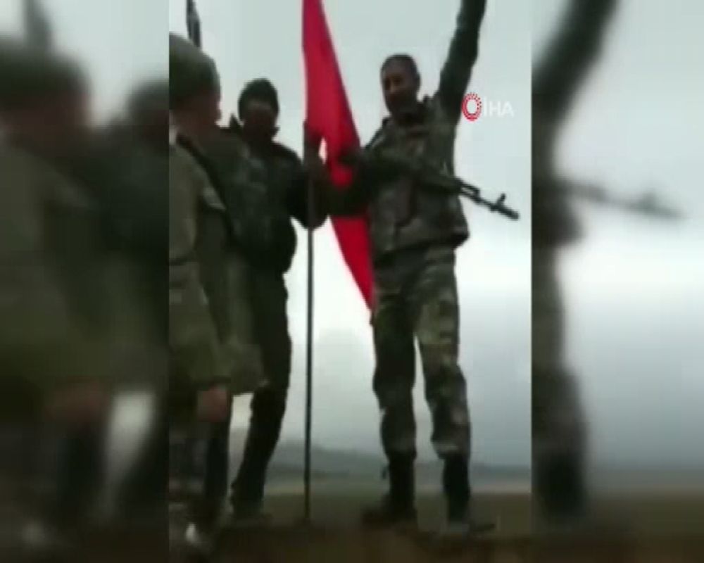 Azerbaycan askerleri Karabağ’a Türk bayrağı dikti