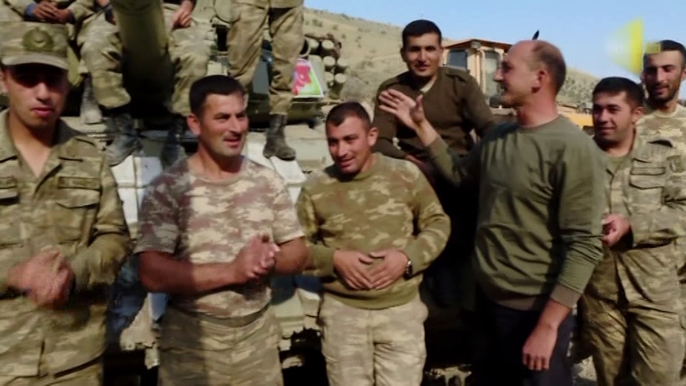 Azerbaycan askerlerinden, Ermenistan tankının üzerinde zafer şarkısı