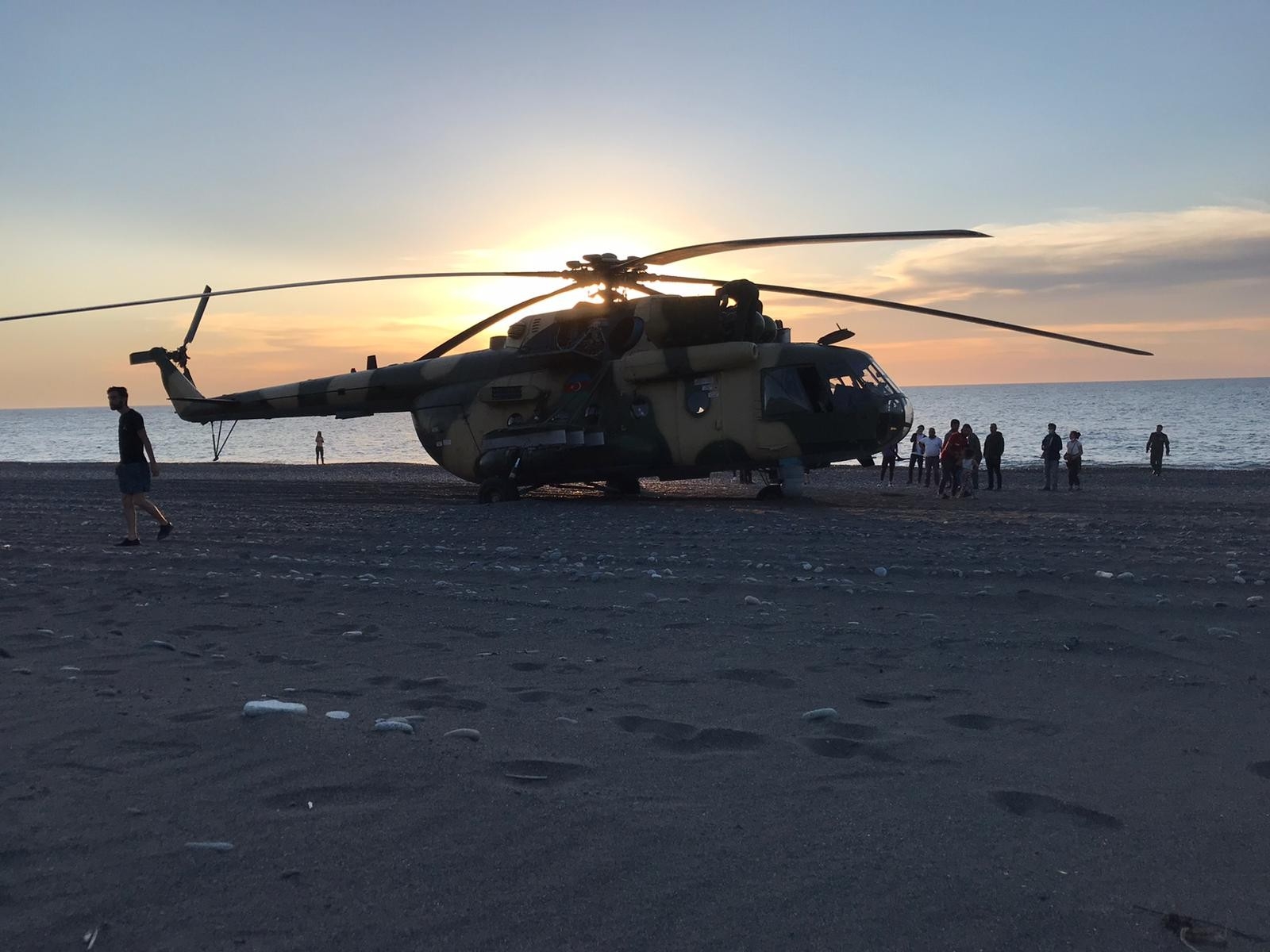 Azerbaycan bayraklı helikopter Giresun’da plaja acil iniş yaptı