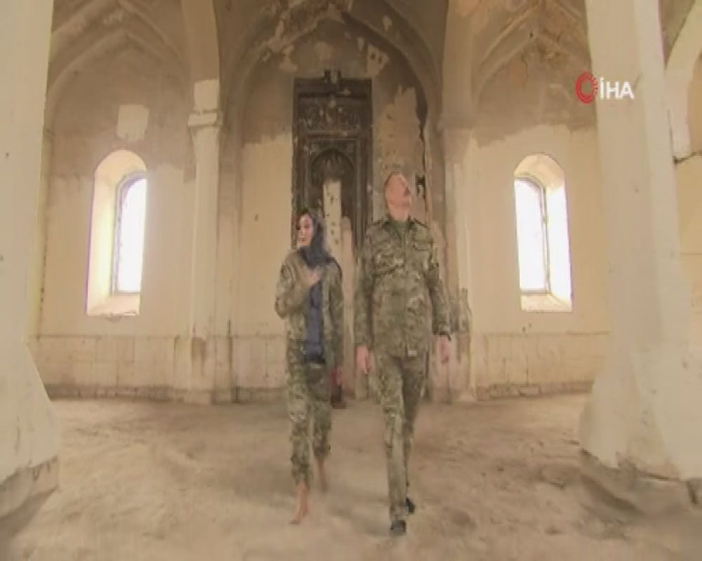 Azerbaycan Cumhurbaşkanı Aliyev ve eşinden örnek hareket