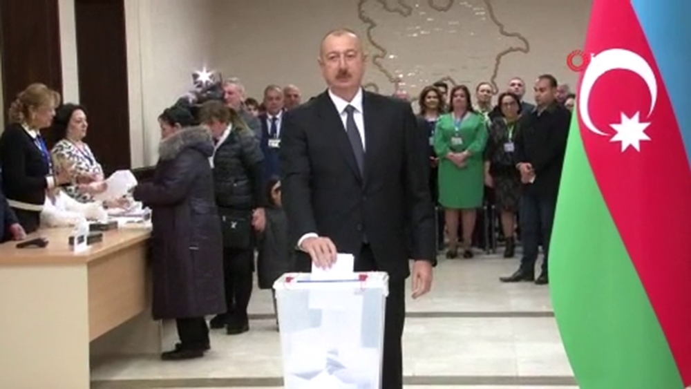 Azerbaycan Cumhurbaşkanı İlham Aliyev ve eşi oy kullandı