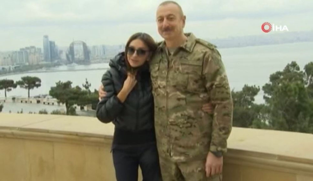 Azerbaycan Cumhurbaşkanı İlham Aliyev’den zafer pozu