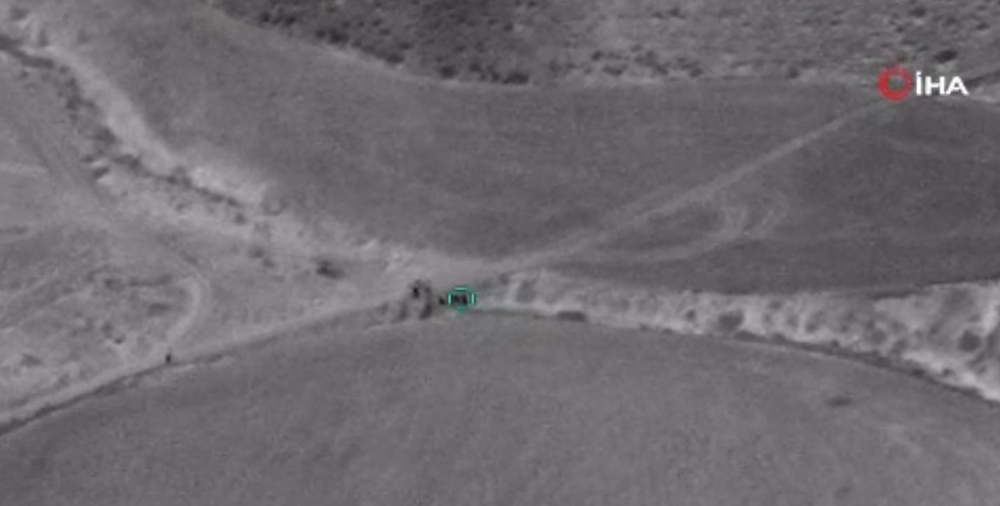 Azerbaycan ordusu Ermenistan’a ait mühimmat dolu araçları imha etti