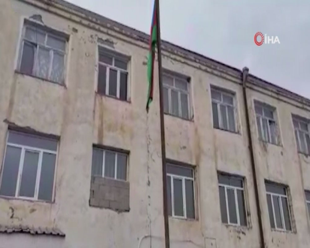 Azerbaycan ordusu Gülablı köyüne Azerbaycan bayrağı dikti