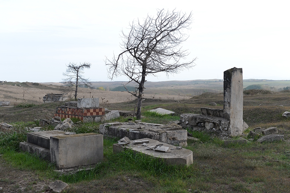 Azerbaycan ordusunun 27 yıl sonra işgalden kurtardığı Fuzuli ve Cebrail görüntülendi