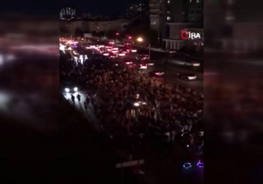 Azerbaycan’da halk, askere destek için sokağa çıktı