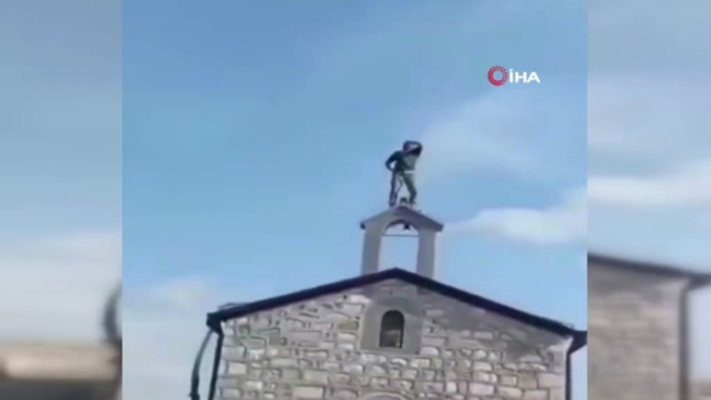 Azerbaycanlı asker kilisede ezan okudu