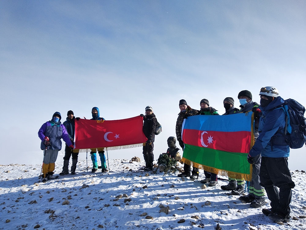 Azerbaycanlı ve Türk dağcılar “Haydar Zirvesi” ve “Atatürk Zirvesi”ne tırmandı
